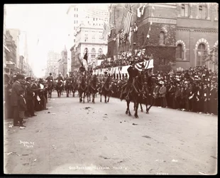 Ansicht von Gouverneur Theodore Roosevelt, der Truppe A in der Dewey Parade auf der Fifth Avenue, New York, 1899 anführt (Silbergelatineabzug)